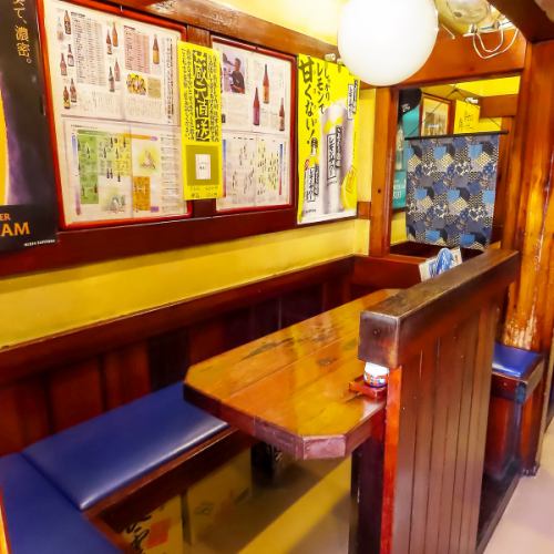 少人数でくつろげるテーブル席