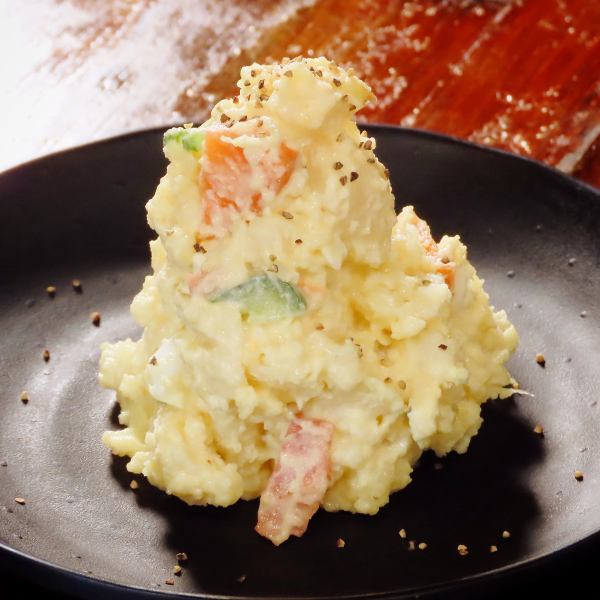 馬刺しや自家製ポテトサラダなど多彩！季節限定の一品料理も楽しめる