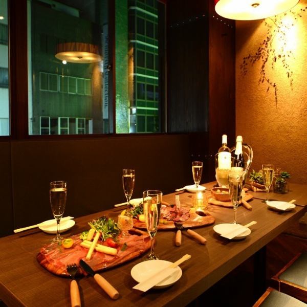 何名様でも個室にて☆ご予約を頂いた時点で個室確約となります♪大きな窓辺の個室席。３名～３８名様位まで対応ＯＫ！大人数でもなるべく皆さんで顔が見合わせられるように”一体感”を大切にしたいご宴会やお食事に！解放感とプライベート感を持ったお席で美味しい料理と会話をお楽しみ下さい♪