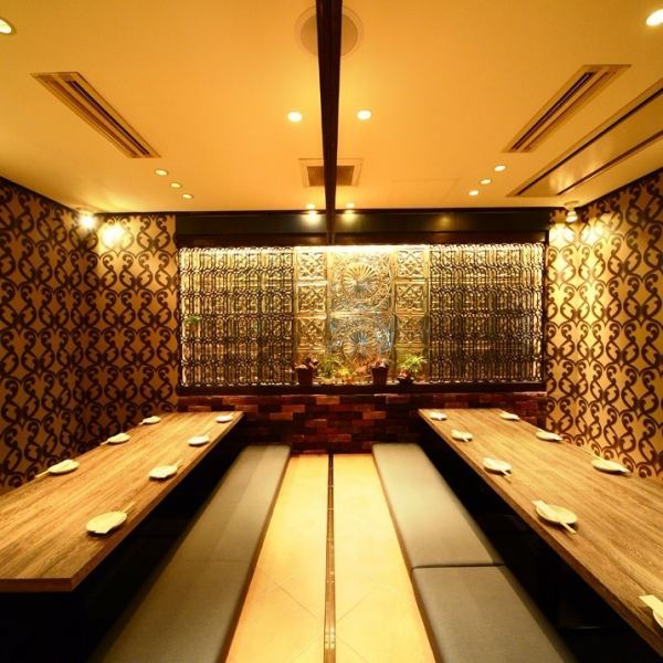 掘りごたつ個室といえば和風・・そんなイメージを変えました！デザイナーがイメージしたのはシチリアの太陽です。非日常的な空間でいつもの仲間とワイン片手に楽しい夜をお楽しみください！欧風掘りごたつ個室は14名様からご対応しております！