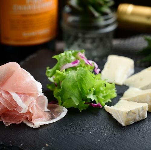 生ハムとカマンベールチーズ