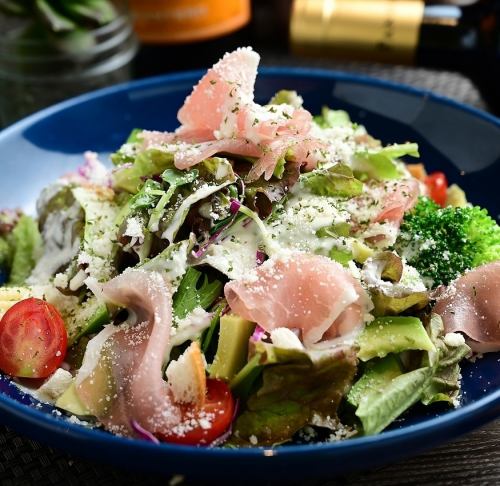 生ハムととアボガドのシーザーサラダ