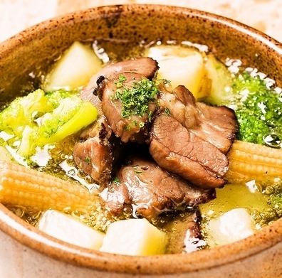 牛タンとジャガイモのアヒージョ
