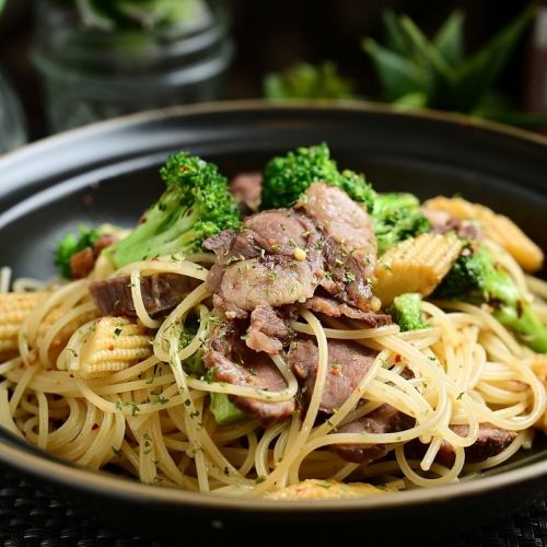 牛タンとブロッコリーのペペロンチーノ