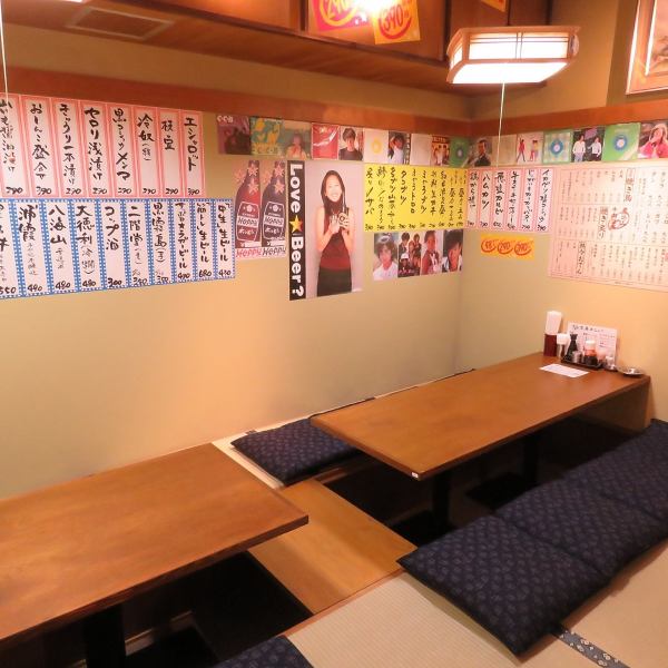 The tatami room can accommodate up to 12 people! The store is equipped with a large TV, so you can watch sports ♪ It's a unique space with the image of a deep Showa-era public bar so that anyone, even if you're alone, can feel free to stop by.Relaxing in the tatami room makes drinking even more fun. Please visit us!