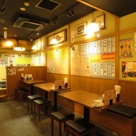 Please enjoy a relaxing time in a nostalgic atmosphere inside a retro shop that evokes a popular bar in the Showa era.