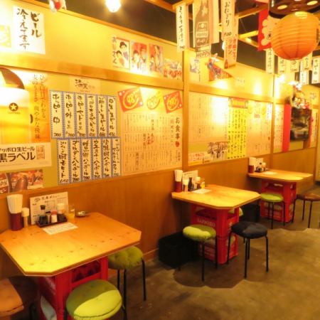 A table made of beer box and plywood creates a Showa atmosphere ♪