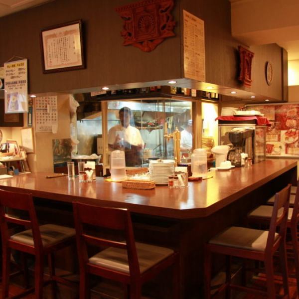 【桜丘にある隠れ家インネパカレー屋】デザイナーと共に作ったこだわりのインタリアが目引く店内。シックな雰囲気を気軽に楽しんで頂きたいからお手頃価格～ご用意しております◎女子会、宴会などにご利用ください！