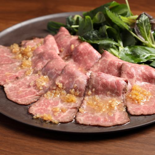 烤牛肉和嫩葉沙拉