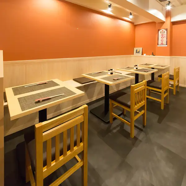 4名掛けテーブルが2卓、最大10名までの宴会に対応。木を基調とした内装と温かみのある照明が落ち着いた雰囲気を演出します。中規模の集まりや会社の食事会はもちろん、2軒目のご利用にも最適。周囲を気にせずゆったりと会話を楽しめる清潔感のある空間は、女性にも大好評です。心地よい時間をお過ごしください◎