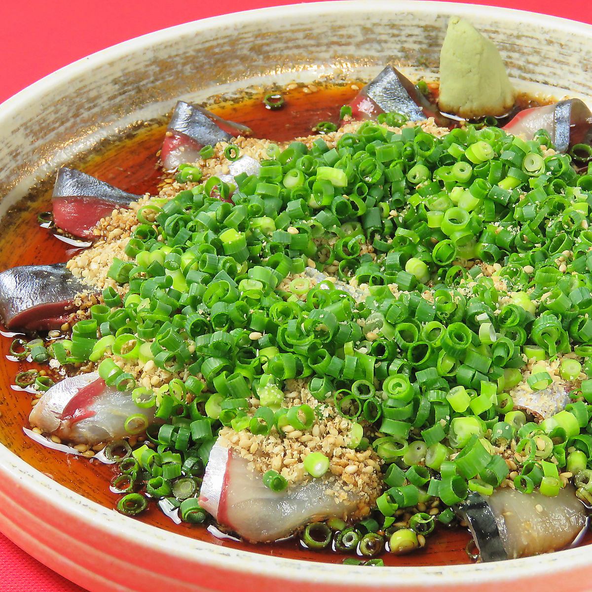 店内にはイケス完備!各コース泳ぎサバ付きの刺身も人気◎