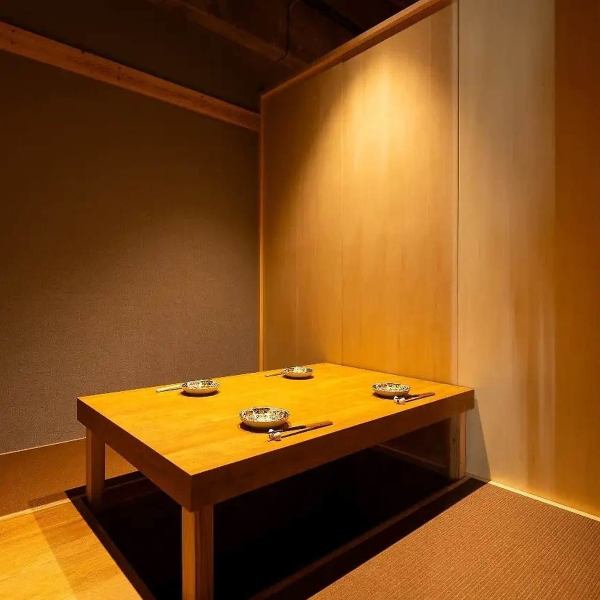 プライベート感を重視した宴会に最適。引き戸の向こうに広がるのは、和の情緒あふれるくつろぎの空間。2～4名様の少人数利用はもちろん、3つの個室を繋げることで10名様以上の中規模宴会にも対応いたします。周囲を気にせず語り合えるプライベートな環境は、大切なご接待など、特別なひとときを過ごすのにおすすめです。