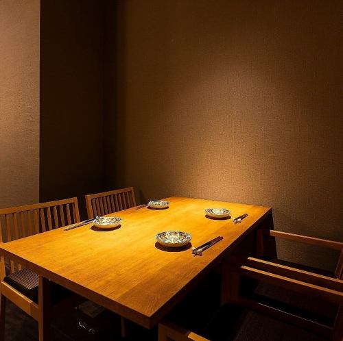 <p>落ち着いたテーブル席は、少人数から最大10名様までの宴会に対応。ライブ感あふれる2席限定のカウンターは、デートやお一人様でのサク飲みに最適です。スタッフとの会話や料理を楽しみながら、思い思いの時間をお楽しみください。</p>