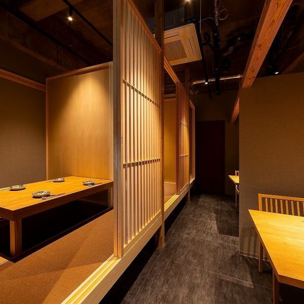 店内奥のエリアは、レイアウト調整により最大22名様までの「部分貸切」スペースとしてご利用いただけます。部署ごとの飲み会や異業種交流会など、まとまった人数での集まりにぴったり。会話が弾む居心地の良い空間は、会場選びに迷う幹事様の強い味方です。