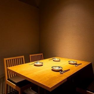 【テーブル席】三方を仕切りで囲まれたテーブル席は半個室風空間として。オープンなお席ながらも、三方を仕切りで囲うことでプライベート感を演出。明るすぎない照明が、大人の時間を演出いたします。お履き物を脱がずにお座りいただけることから、女子会等にもおすすめのお席です。