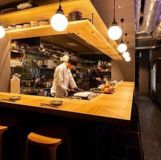【カウンター席】調理の臨場感をダイレクトに感じる横並びの特等席。横並びでお食事が愉しめ、料理のライブ感が愉しめるお席。2席分ご用意いたしておりますので、デートや記念日でのご利用に。また、美味しいものを美味しいお酒で愉しむおひとり様でのご利用も歓迎。おすすめのお料理やお酒のご提案も可能です。