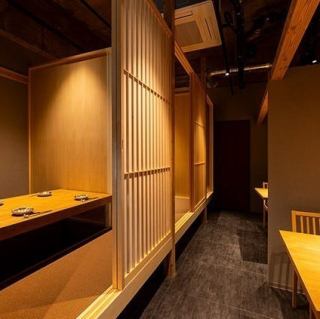 【店内奥空間を貸切】テーブル、掘りごたつを組み合わせ、最大22名様のご宴会。大人数のご利用もお任せください。店内奥の個室＋テーブル席の空間は、レイアウト次第で最大22名様までご利用いただける空間に調整可能です。企業様でのご宴会、懇親会、異業種交流会など、ビジネス利用でも活躍するこちら。