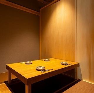 【掘りごたつ個室】プライベートなご宴会や外せないご接待に最適な寛ぎ空間。引き戸を開ければ広がる、和を基調とした寛ぎ空間。2～4名の少人数でのお集まりはもちろん、同じ仕様でご用意する合計3つの個室空間をつなげて、10名様以上のご利用も可能です。大切な取引先様とのご接待など、外せないお集まりに最適です。