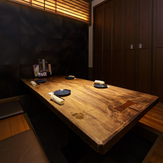 [Private rooms] for 3 to 6 people are very popular. A stylish Japanese space that is calm and relaxing.This room can also be used for dates, entertainment, business negotiations, etc.Please feel free to use it for a meal with your loved ones.