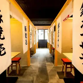 会社帰りにお一人でのご利用や、少人数で二軒目でのご利用などお気軽にお越しいただけます。明るく活気のあるお店づくりをして皆様のご来店を心よりおまちしております◎