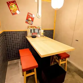 落ち着いたモダンな雰囲気の店内。ゆったりくつろげる、お座敷席もございます！1人様でも団体様でも大歓迎です！