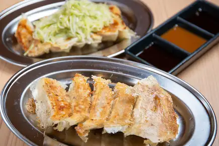 內含120分鐘暢飲 ◆ 8道菜，包括生牛肉、炸餃子、炸雞塊、炒拉麵等。 3480日圓 → 2480日圓 ◇ 包含生啤酒
