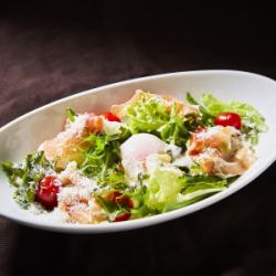 生ハムと半熟玉子のシーザーサラダ