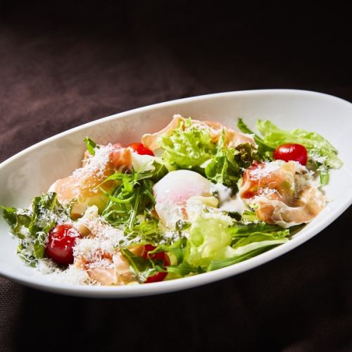 生ハムと半熟玉子のシーザーサラダ