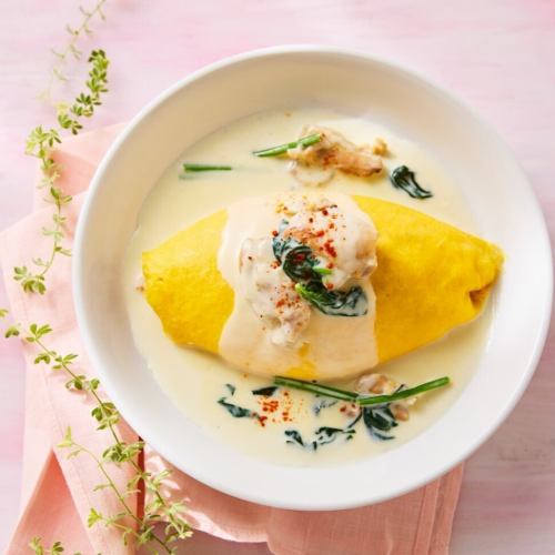 炭焼きチキンとほうれん草のクリームオムライス