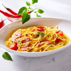 燻製ベーコンとフレッシュトマトのペペロンチーノ