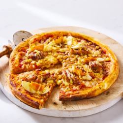 炭焼きチキンとコーンと玉子の照りマヨピザ