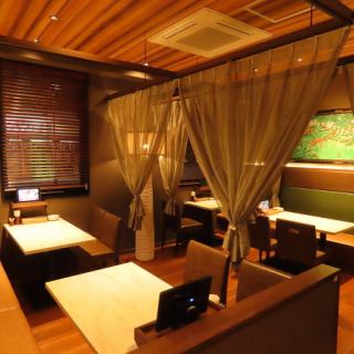 ４名テーブル席×４卓ご用意♪１８名様などの大人数の場合、背中合わせのテーブル席を一つの空間を貸切でお過ごし頂けます。