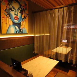 ２名様用のテーブル席！カーテンで仕切れば個室としてご利用頂けます！