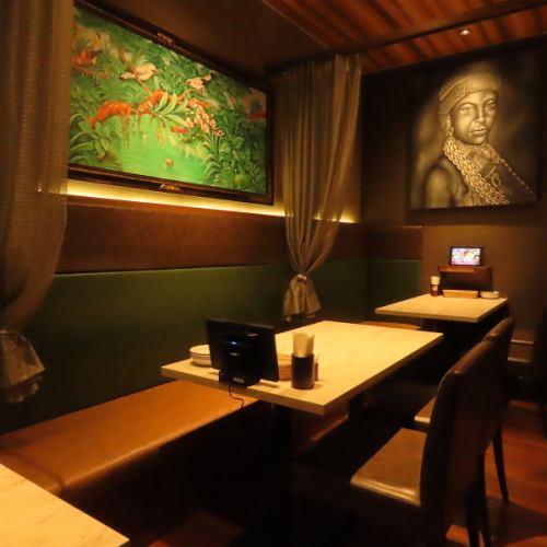 ４名テーブル席×２卓ご用意♪８名様などの大人数の場合、テーブル席を一つの空間を貸切でお過ごし頂けます。