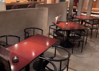 3张4人桌，3张5人桌，1张6人桌