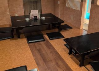 这是一个榻榻米房间，最多可容纳16人。