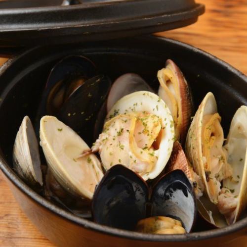 Various shellfish steamed with white wine
