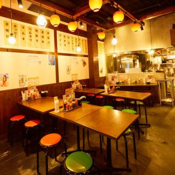 "Easy and quick" Nostalgic space with a retro atmosphere of a popular bar is fully equipped with table seats of various sizes.