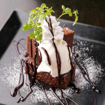 Chocolate cake and cheese mousse