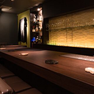 [Counter seats] A stylish space with a classic atmosphere.You can feel free to come by yourself at the counter seats where you can spend a relaxing time.Please fully enjoy the magic unfolding in front of you while enjoying alcohol in a calm atmosphere.
