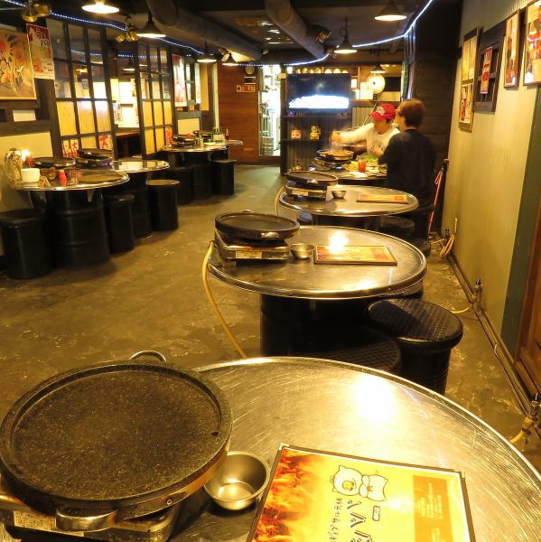 這是一個充滿韓國食品攤位複古的平靜氣氛!!私人房間最多可容納32人，店內是一個可容納80人的大型商店★