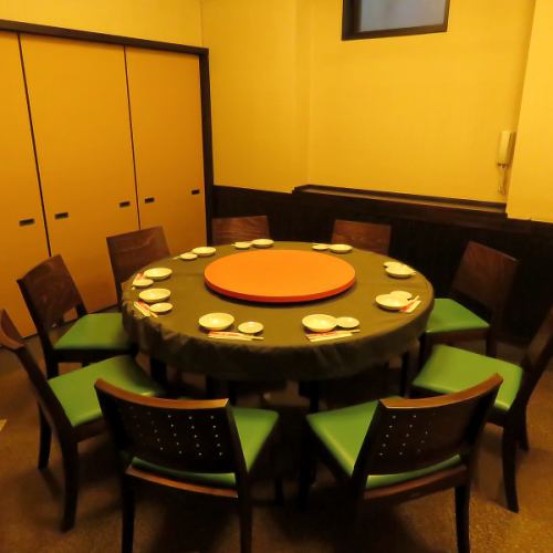 Please enjoy the round table in a private room.