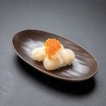 Luxury! Scallop and salmon roe drowning sushi