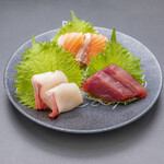 Assortment of 3 types of sashimi (red tuna, white tuna, sweet shrimp)