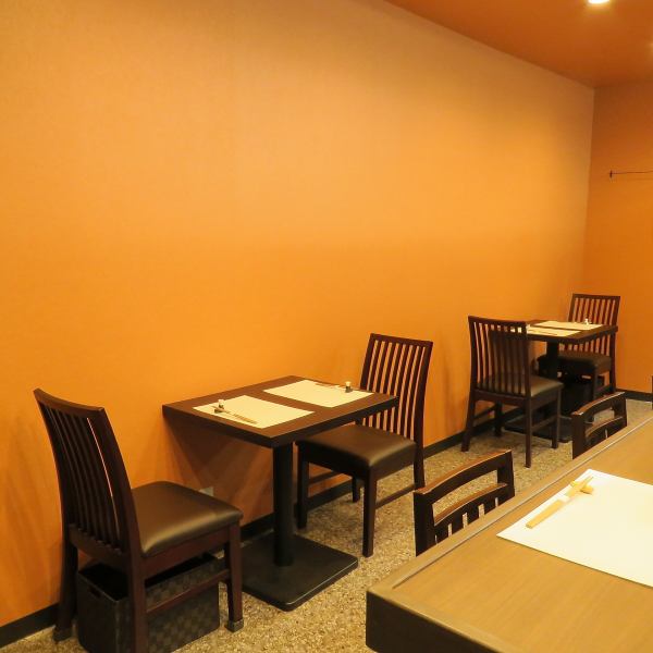 << There are also table seats >> The stylish interior is like a hideaway for adults, so there are many repeaters in their 30s and 40s.We have a large selection of obanzai and other dishes that go well with sake.By using the coupon, we will offer a set with 3 kinds of special sake and obanzai for 1100 yen (tax included)!