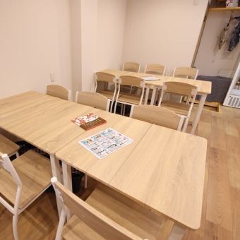[Table seats] We have table seats where you can enjoy a fun time with your family or friends.The colorful dishes are laid out on a spacious table, creating a gorgeous dining experience.It is also ideal for last-minute drinking parties and banquets, and we can flexibly adjust seating arrangements according to the number of people.
