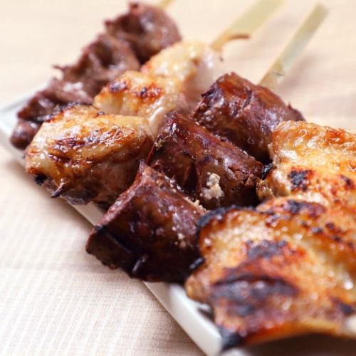 炭火で焼き上げる手刺し本格焼き鳥