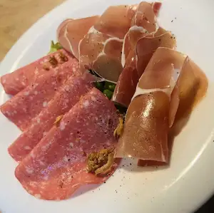 생햄과 살라미 소시지 슬라이스의 모듬