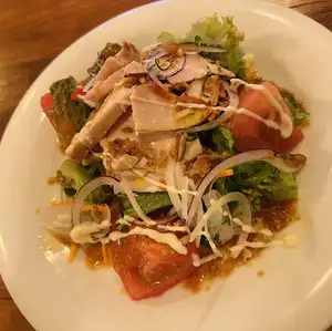 닭고기 고기 콩피와 토마토 샐러드