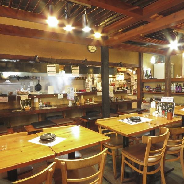 ≪店内は全席喫煙OK！紙タバコも吸えます！≫京急鶴見駅徒歩30秒、JR鶴見駅徒歩3分の好アクセス◎やきとり倶楽部鶴見店は、昔ながらのアットホームな雰囲気の中で、和気藹々と楽しめる空間となっております！